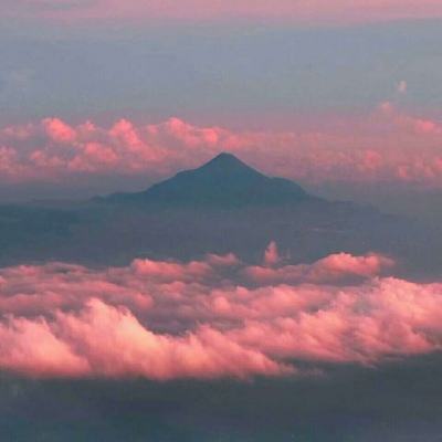 印尼伊布火山发生喷发 火山灰柱达3000米